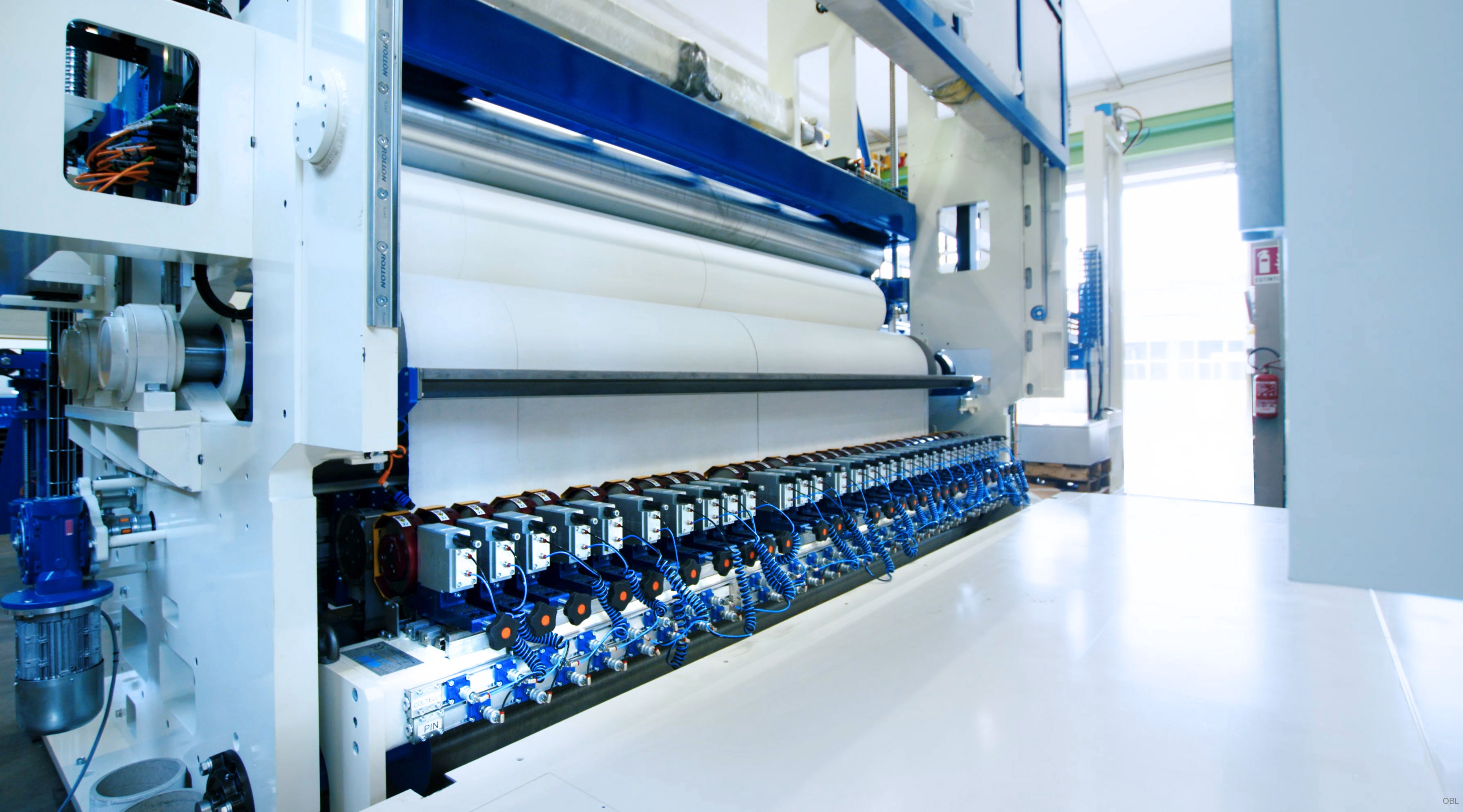 Macchina ad altissime performance Italiana può lavorare prodotti di alta grammatura e molto bassa. Ha la capacità di essere molto delicata con prodotti soffici , adatta per settori medicali, automobilistici e industriali.